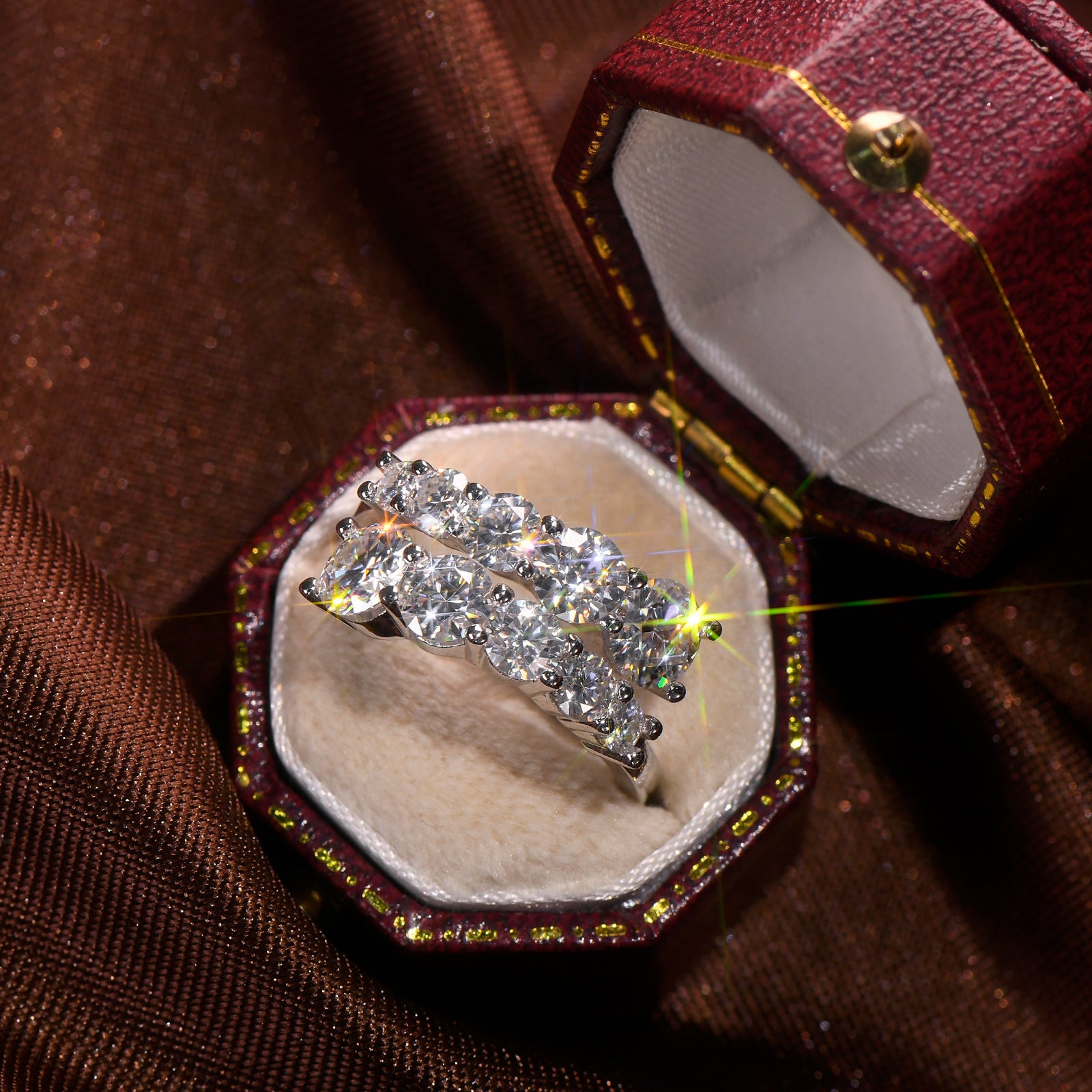 Anillo de cascada de diamantes y moissanita