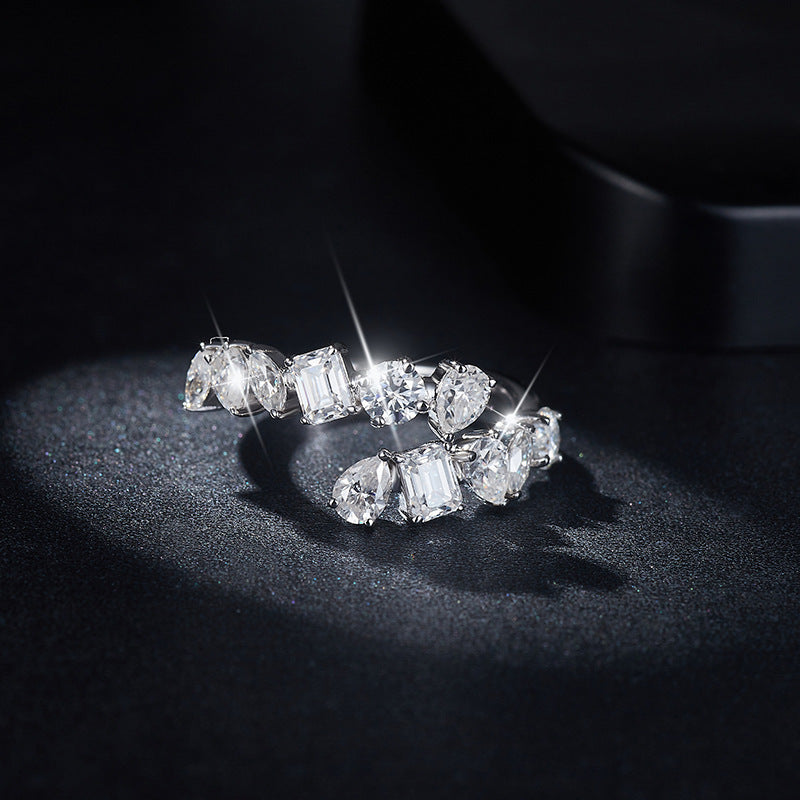 Anillo de moissanita con prisma de diamante