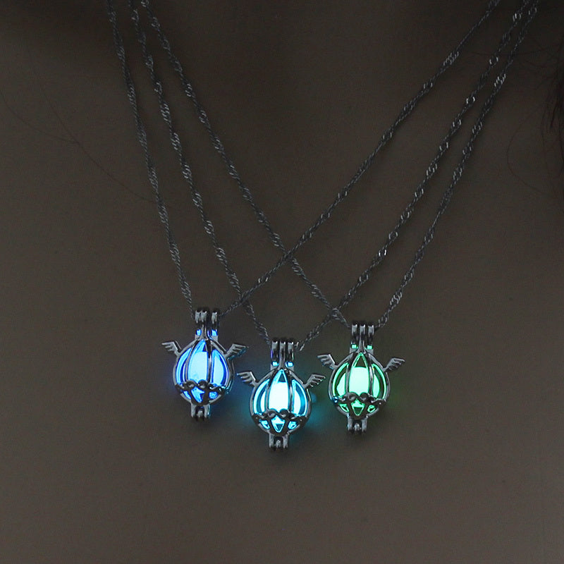 Collier ange foncé lumineux