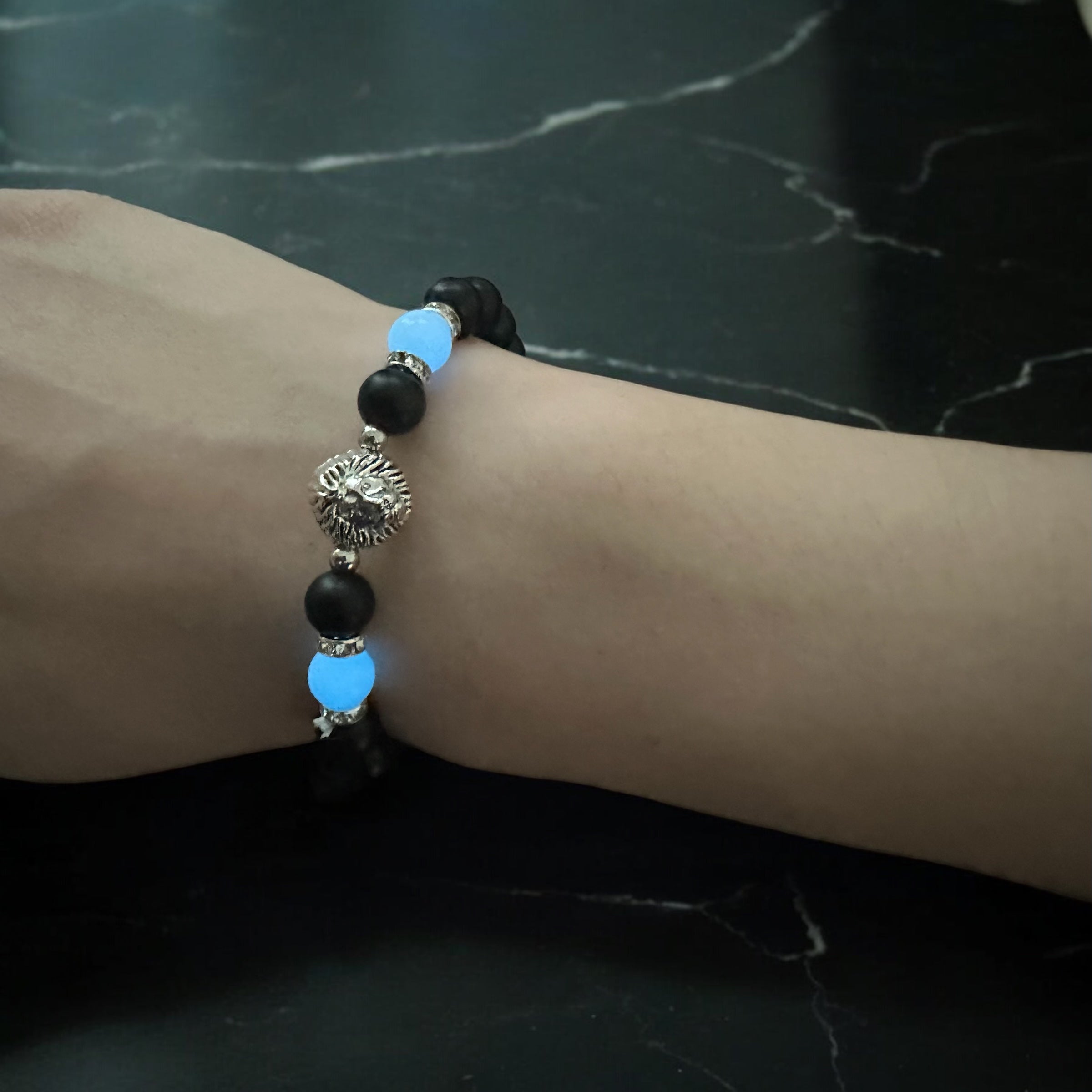 Pulsera luminosa con cabeza de león