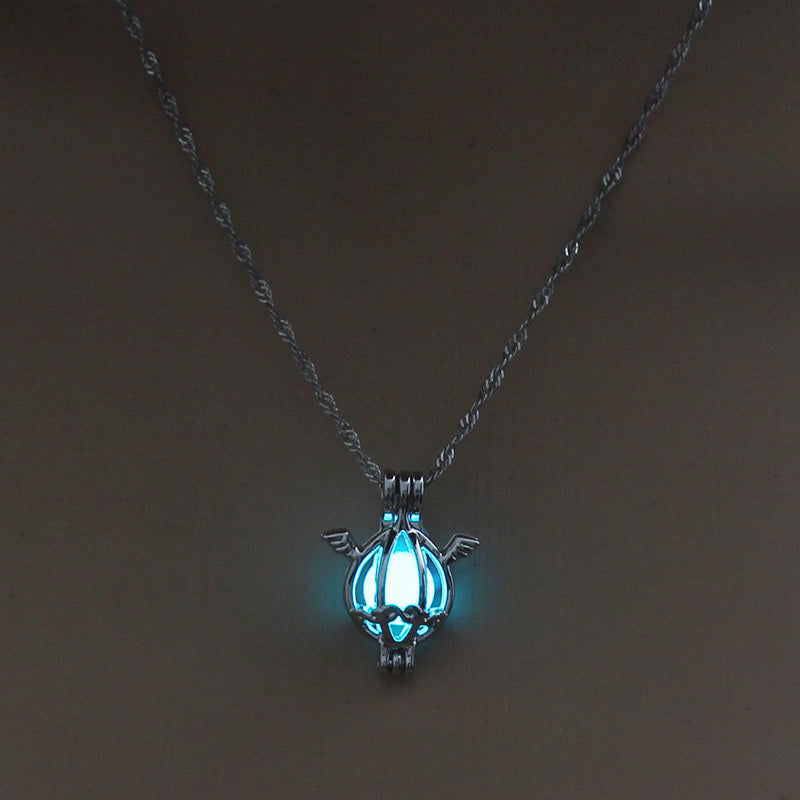 Collier ange foncé lumineux